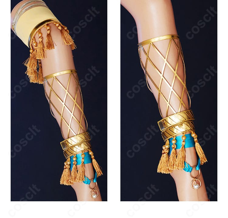 脚部装飾の詳細。足飾り・足首飾りの配置とバランスを示すクローズアップ。