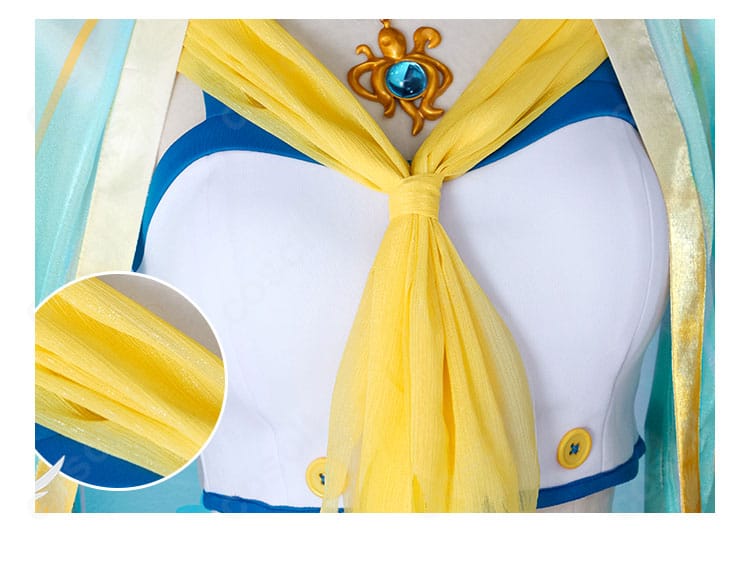 名誉首席衣装の領巾装飾アップ。ゴールドの装飾と縁取り、質感のディテールが見えるクローズアップ。