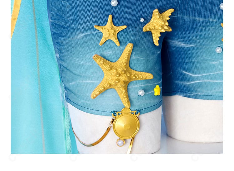 ショートパンツ正面の装飾アップ。ベルトとフロント装飾の意匠とステッチが確認できる画像。