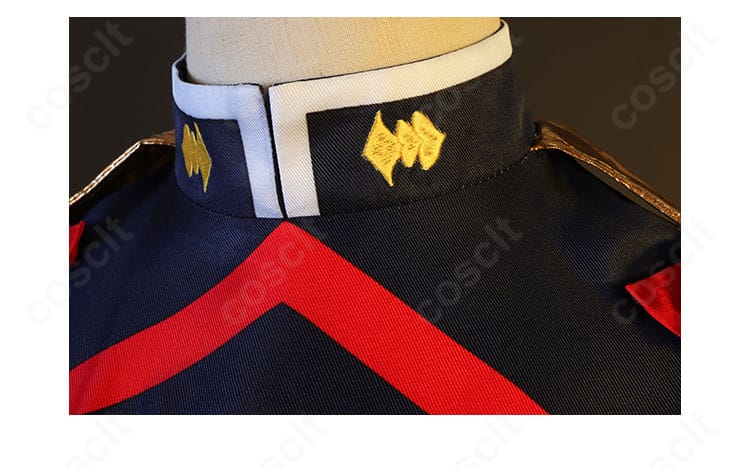 山城恋コスプレ衣装の襟元アップ。精緻な装飾と縫製で隊服らしい威厳を表現。