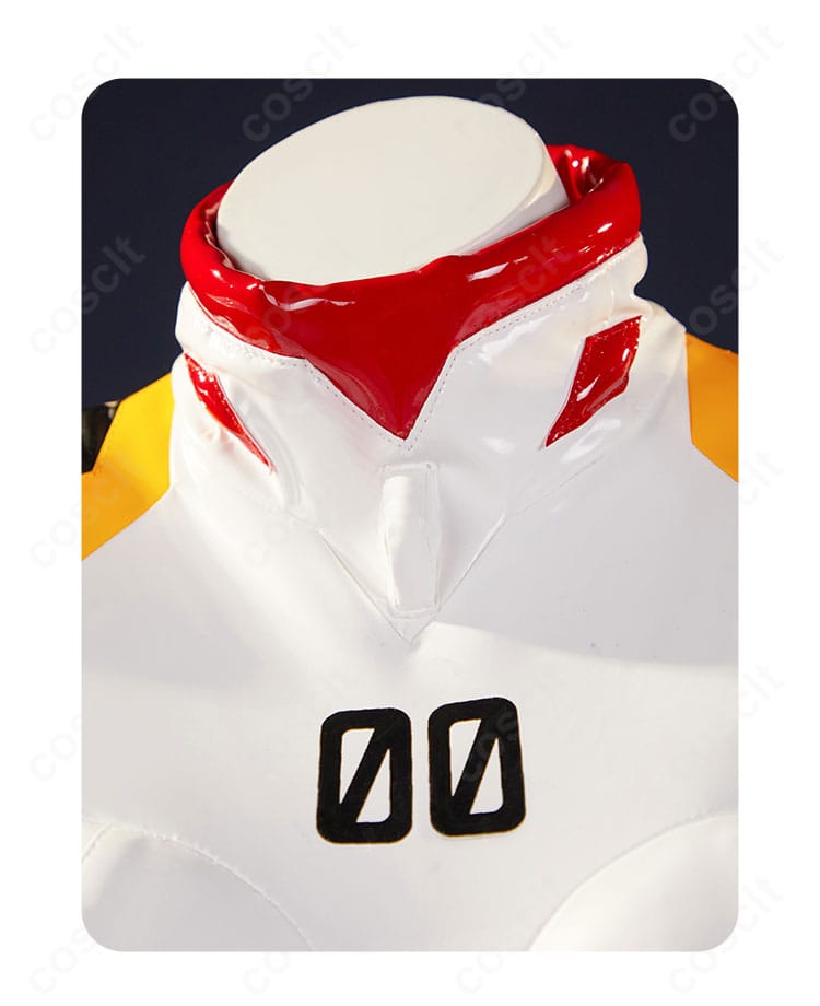 襟元のクローズアップ。首回りのカーブと装飾の形状が分かるディテール画像。