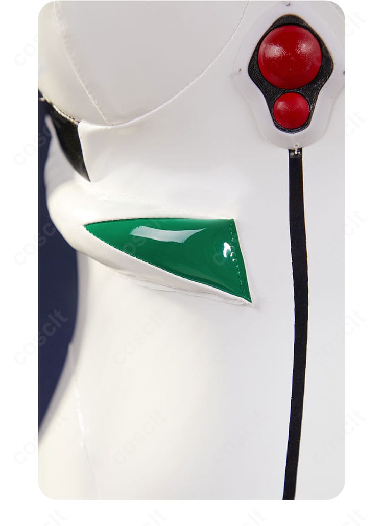 前胸の装飾ディテール。中央パネルのライン取りとステッチ感が伝わる近接ショット。