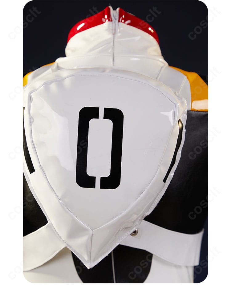 背面装飾のディテール。背中飾りの形状と取り付け位置、背面ラインの整いを示す画像。