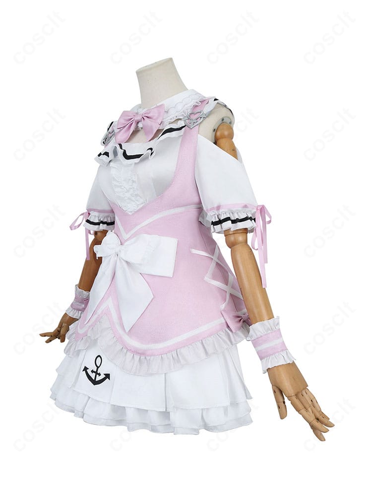 湊あくあ ピンクメイドコスプレ衣装の側面。スカートのボリュームとサロペットラインの確認用