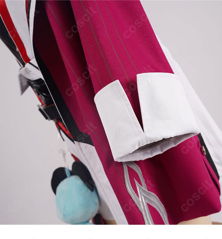 袖口のディテール。カフの形状、トリムの配色、ボタン意匠を確認できる。