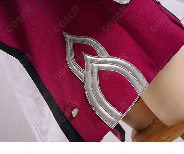 裾の装飾詳細。ヘムラインのカットと装飾パーツの配置、ステッチの精度を示す。