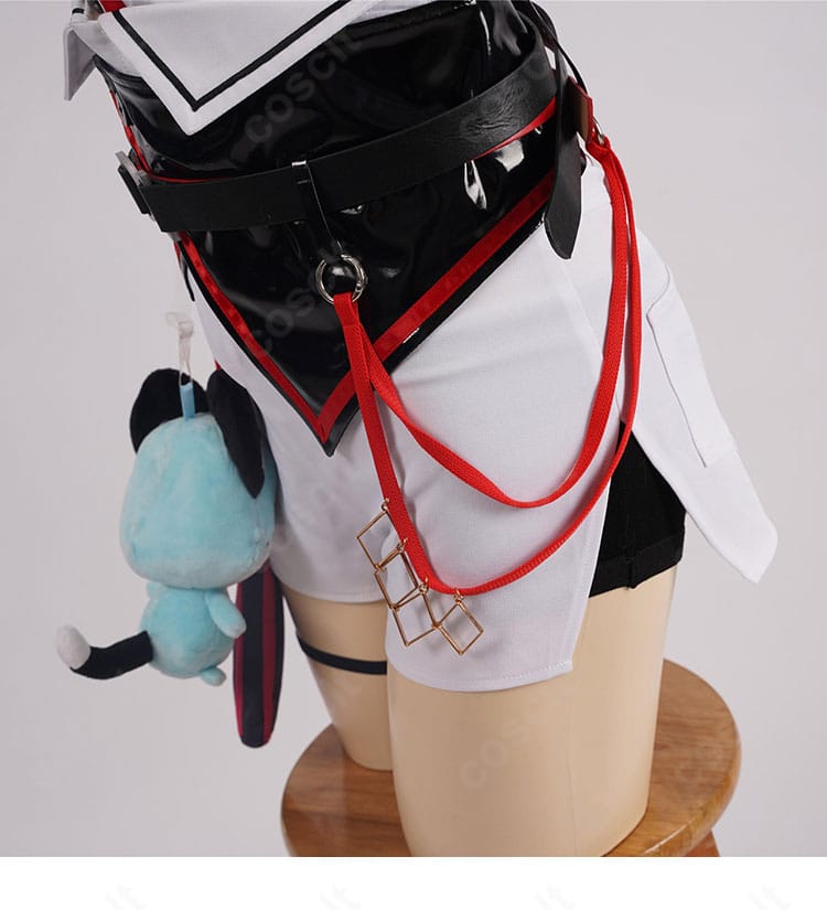 腰側面装飾のクローズアップ。サイドに流れるパーツの連結とラインの見え方を解説的に示す。