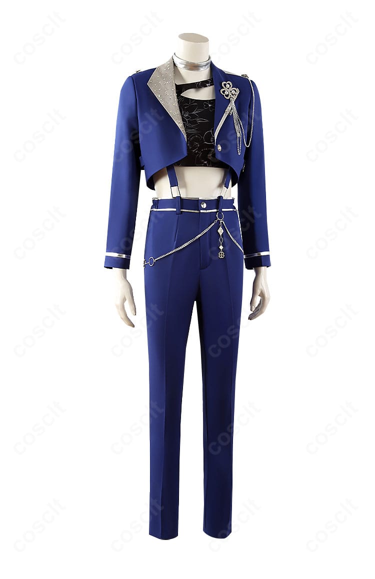 日野森雫 コスプレ衣装の側面ビュー。コートのライン、パンツのシルエット、飾りチェーンの落ち感を示すカット。