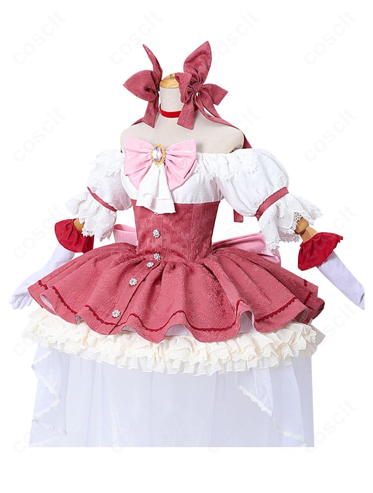 新衣装ドレスの側面ビュー。レイヤードスカートの広がりとウエストラインのバランスを示すディテール写真。