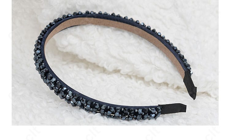 髪飾り（カチューシャ）のリボン装飾アップ。正面から見たシルエットが分かる構図。