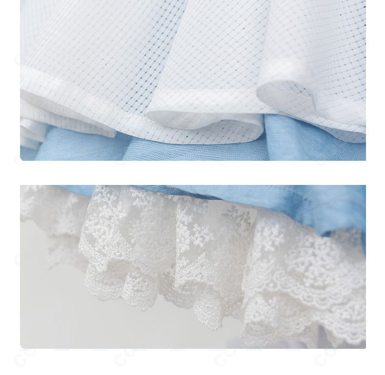 スカート裾のフリルとパイピングの近接写真。波打つ裾ラインが上品な印象。