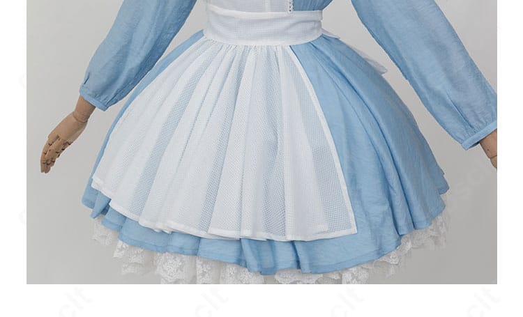 スカート装飾のディテール。ハリのあるフレアと段フリルの陰影を強調したカット。