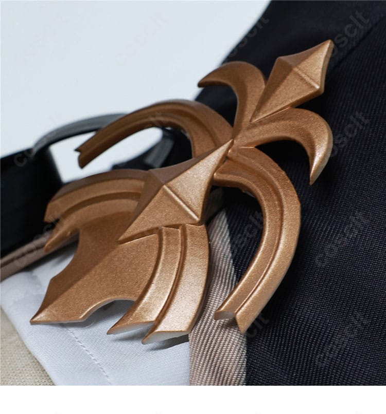 腰部分の装飾とベルト構成。腰飾りの重なりと質感、位置関係がわかるディテールカット