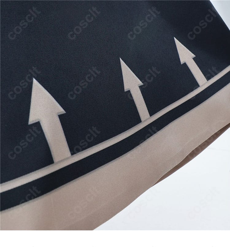 ワンピース裾の装飾ディテール。縁取りと図案の精緻さ、ステッチの整いを写したクローズアップ