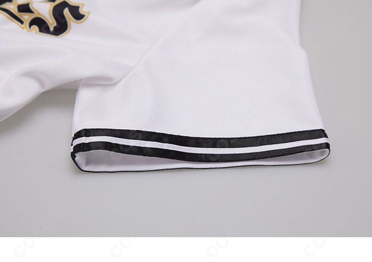 白銀ノエルコスプレ衣装に施された字母モチーフ装飾のクローズアップ