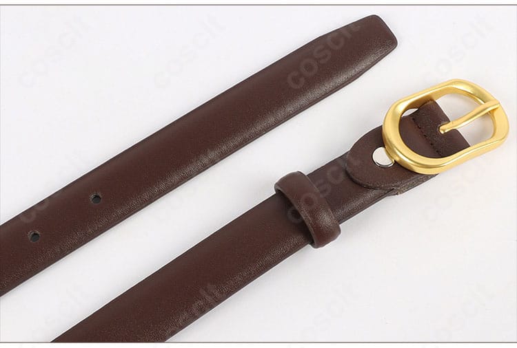 ベルトのバックルとステッチワークの拡大画像。金具の質感と位置関係を詳細に示す。