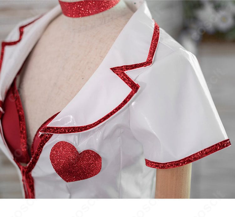 ナース服の襟と前立ての細部。直線的なラインとステッチワークでシルエットを美しく強調。