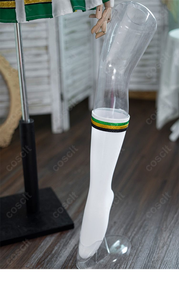 チア衣装に合わせた靴下の装飾ディテール。ライン配色とリブの質感を見せる近接写真