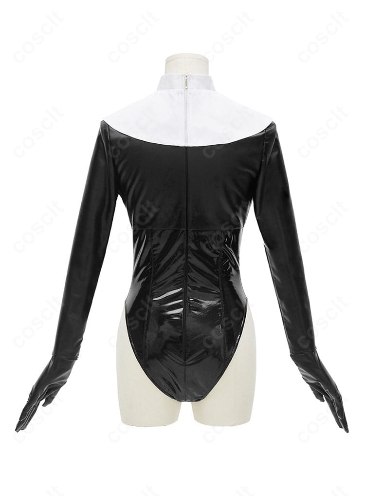 背面：歌住サクラコ 覚悟 コスプレ衣装の背中のカッティングと頭巾の落ち感、ソックスの丈感が分かる画像