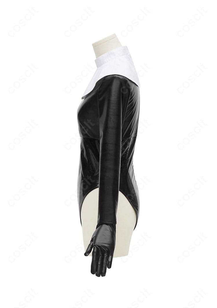 左側装飾のクローズアップ：歌住サクラコ 覚悟 衣装の襟元・縁取りと縫製ディテールが見える拡大写真