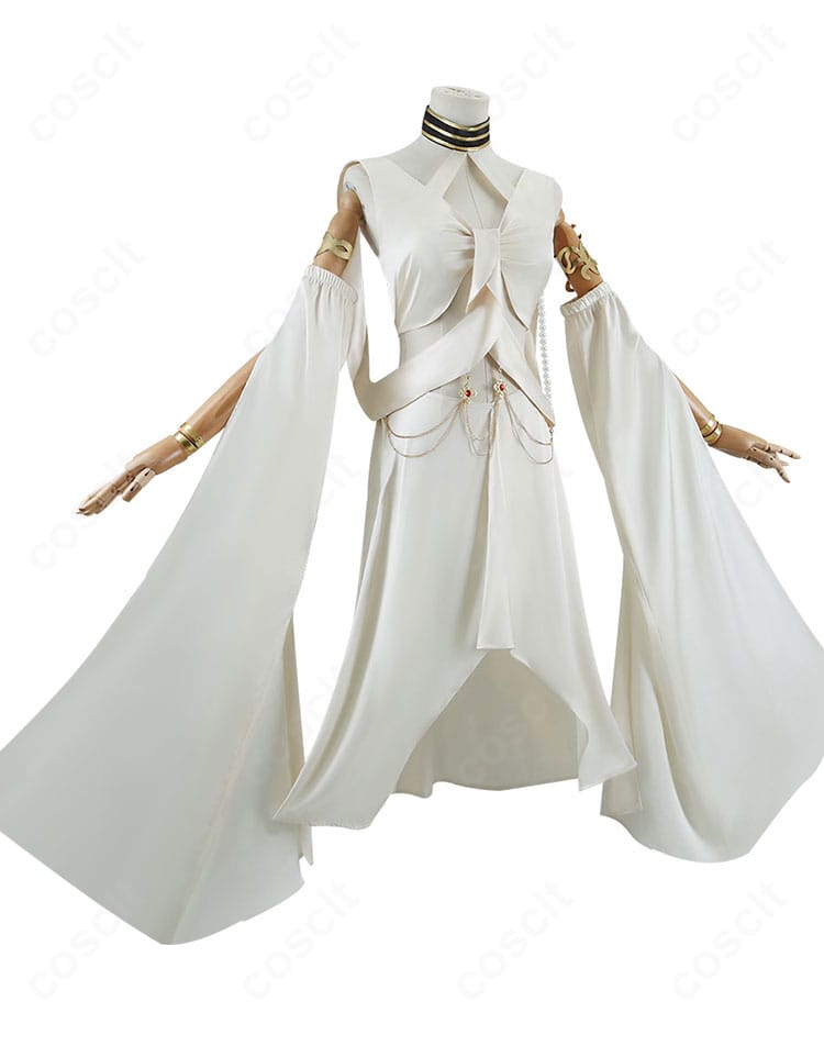 衣装側面のシルエットとフィット感。袖パーツと腰飾りの位置関係、透明ストラップの収まりを示す写真