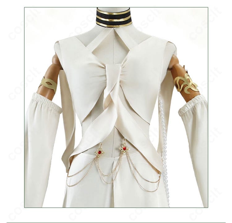 トップス前面の刺繍風ディテールと装飾パーツの質感をアップで捉えた写真