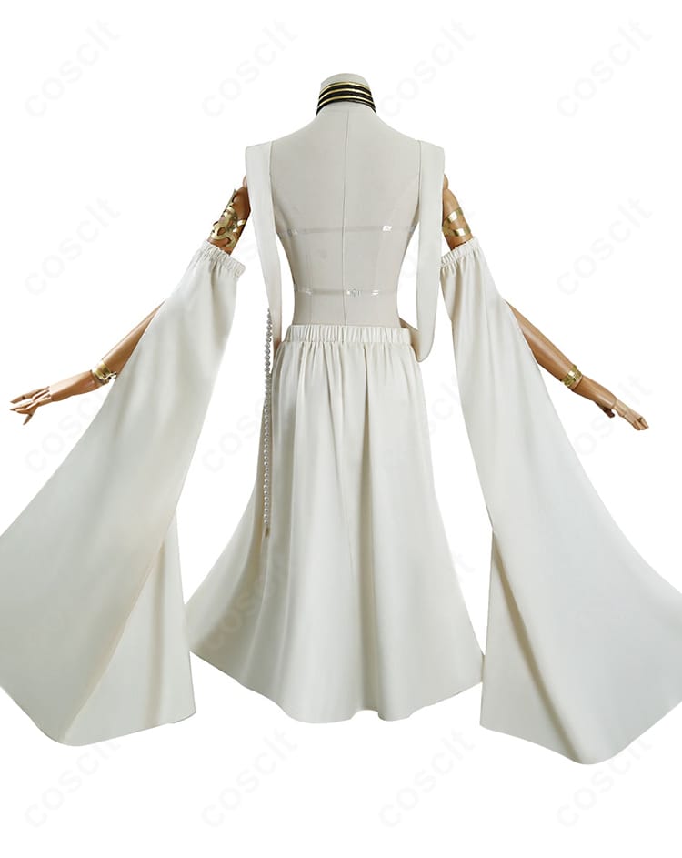 背面デザインの全体像。後部開閉部や裾のフレア量、頭巾の落ち感が分かる画像