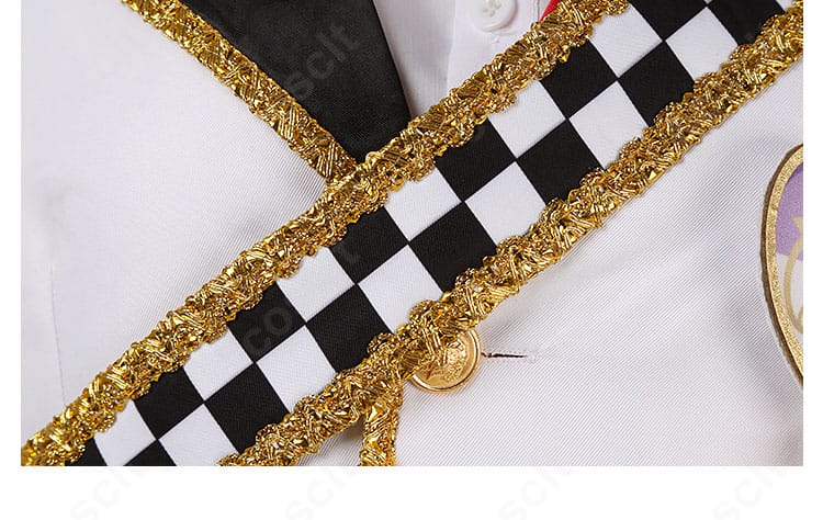 上衣斜めベルトのディテール。長さ調整金具と通し方、撮影時のずれ防止の参考。