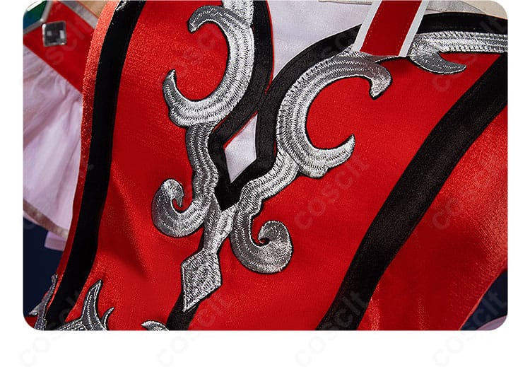 コスプレ衣装の襟周りの精緻な飾りと形状を拡大。刺繍風意匠が映える