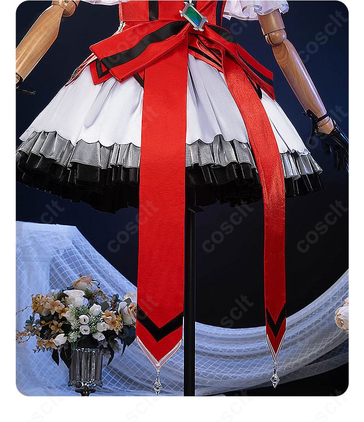 スカート部分の装飾とプリーツの落ち感を示すディテール