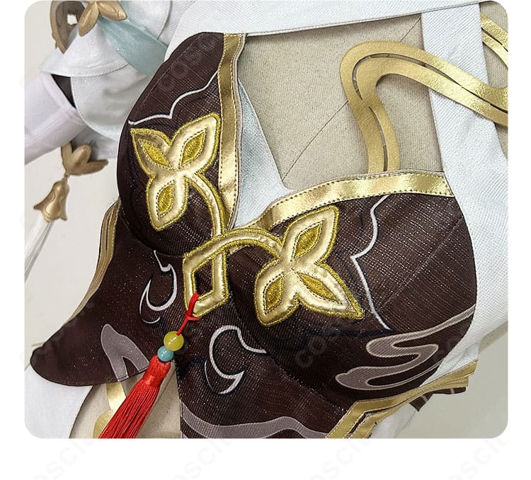 襟元の装飾詳細。縁取りやモチーフの造形を示す霊砂コスプレの襟パーツ拡大