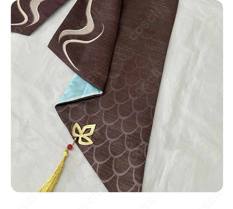 スカート裾の装飾拡大。縁取りと模様で上品さを強調する霊砂コスプレ衣装の裾