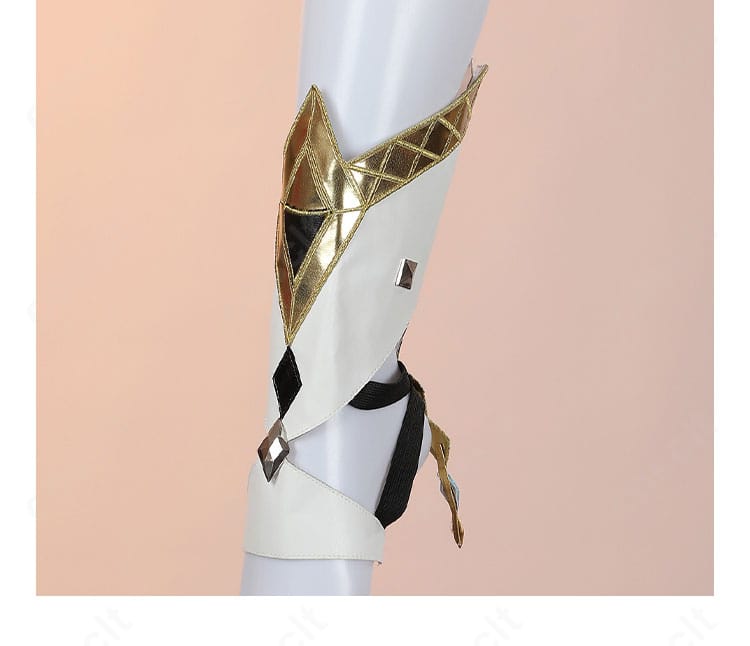 シロネン コスプレ衣装 太もも飾りのアップ。個性的な装飾で美脚を演出。