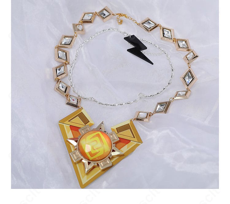 シロネン コスプレ衣装 首元装飾のクローズアップ。精巧な装飾で高級感。