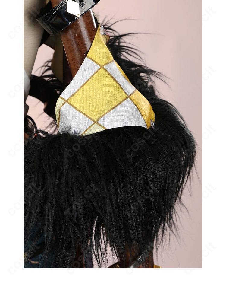 シロネンの外套に施した毛足のある装飾。触感とボリュームで世界観を再現。