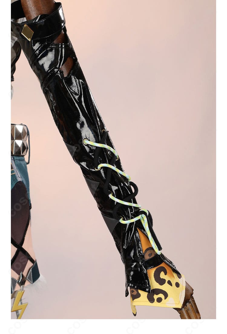 シロネン コスプレ衣装 左手の装飾。左右で統一感のあるデザイン。