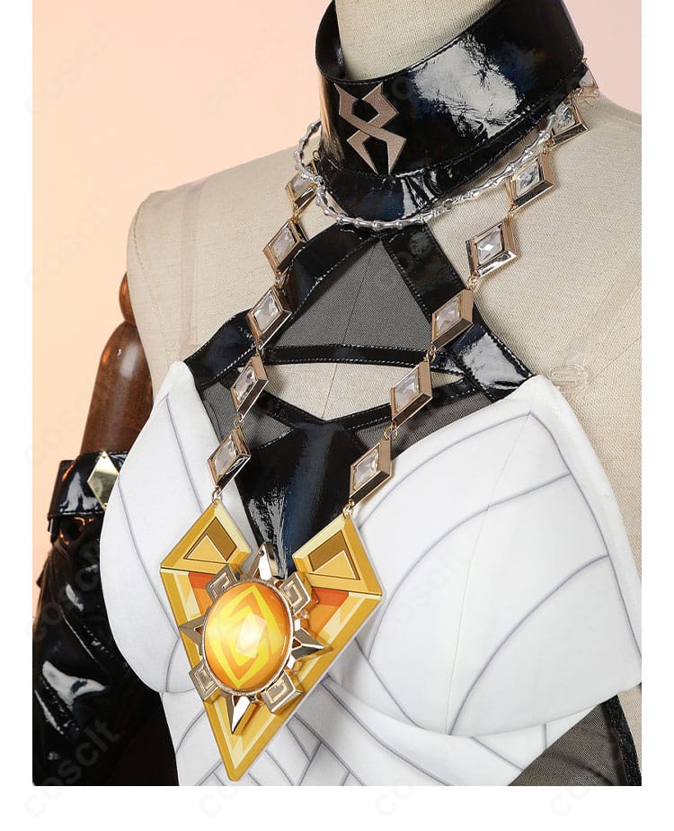 シロネン コスプレ衣装 胸元装飾の詳細。豪華なモチーフで存在感を強調。