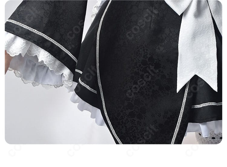 袖口のフリルとカフスボタンのディテール。手元のボリューム感を強調した写真