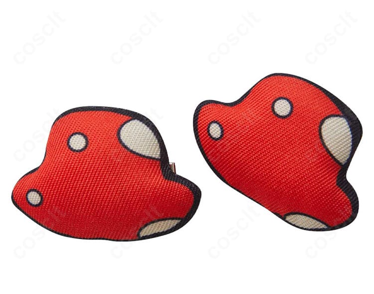 マルシル・ドナトー衣装のアイコン装飾ディテール。象徴的モチーフの形状と表面仕上げを示す接写画像。