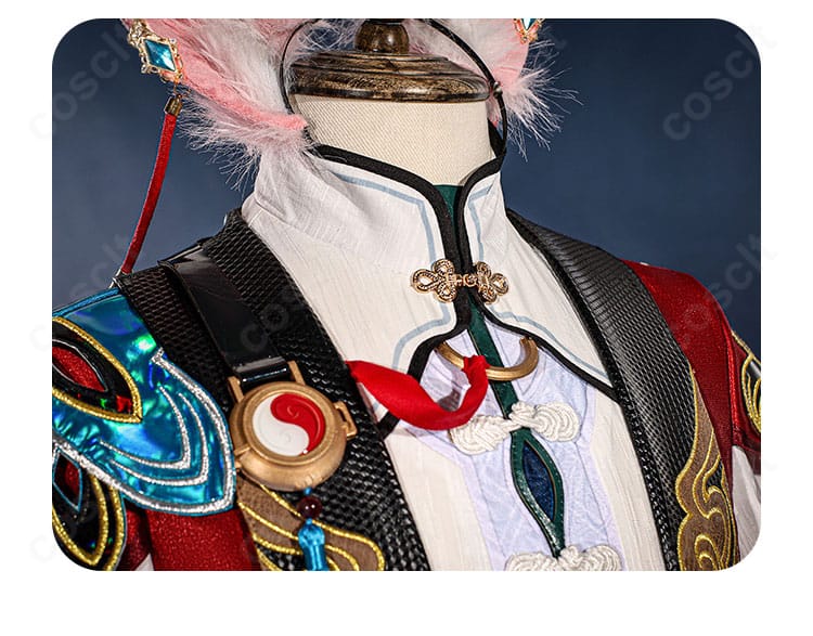 襟元装飾のアップ。装飾パーツの質感、配色のコントラスト、縫製のステッチを強調。