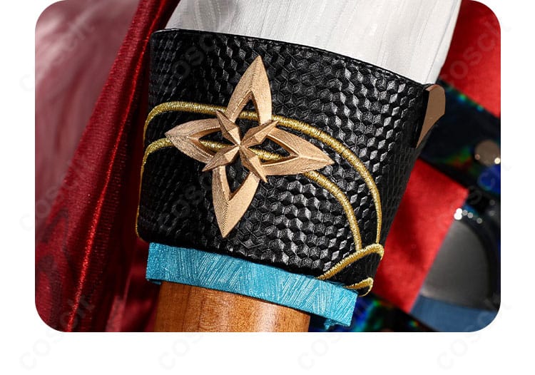 袖口装飾のアップ。刺繍風意匠とパイピング、カフの形状と仕上げの丁寧さを表現。