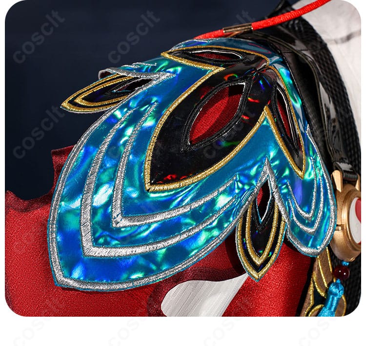 肩周り装飾のクローズアップ。肩線の切り替えと金属風パーツのディテール、立体的な付け方を示す。