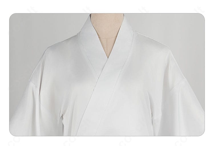 襟元装飾のクローズアップ。重ね襟の角度とステッチ、和装らしい端正な縁取りが分かる拡大写真。