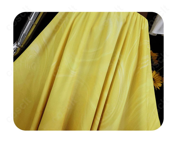 スカート装飾のクローズアップ。花柄や刺繍の意匠が分かるディテール写真。