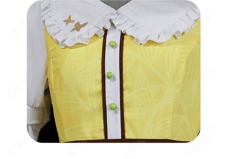 襟元のボタン装飾の接写。繊細な意匠と丁寧な縫製仕上げを示す画像。