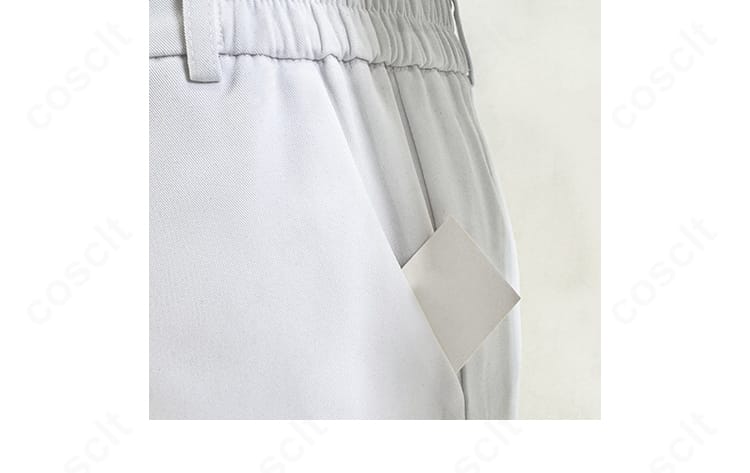 ポケットとパンツの詳細画像。ポケット口の形状とパンツのセンタープレスを確認。