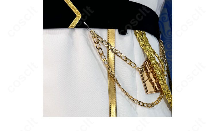 ウエスト周りの装飾詳細。ベルト位置とパネル切替でシルエットを整える様子を示す。