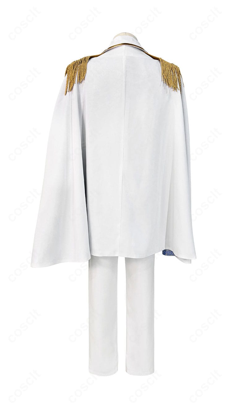 背面全身画像。マントのドレープとコートの後ろ身頃のラインを確認できるブルーロック 潔 世一 天使ver.衣装。