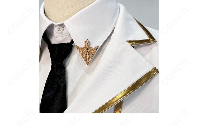 襟元の装飾ディテール。襟の形状と飾り金具の質感を示す近接画像。