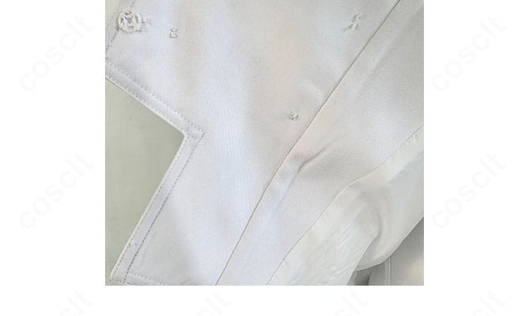 衣装内側の丁寧な始末と縫製品質を示すクローズアップ